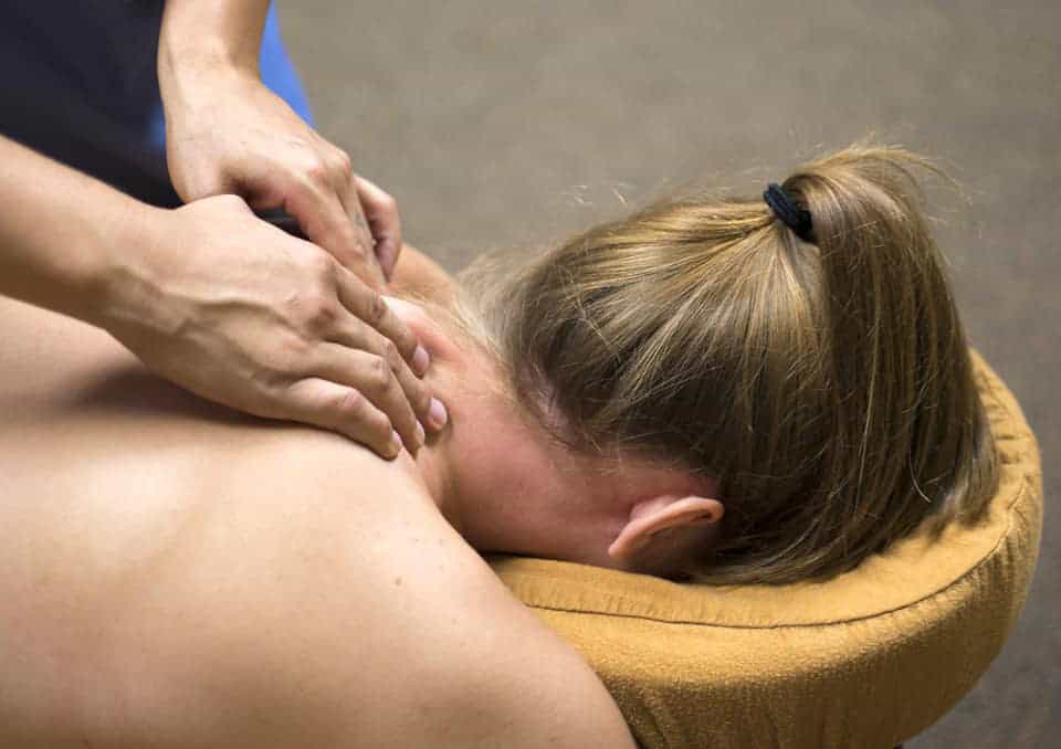 Een therapeutische massagetechniek, die zich goed leent voor stoelmassage. Behandelingen brengen in een korte tijd een gevoel van rust en ontspanning.